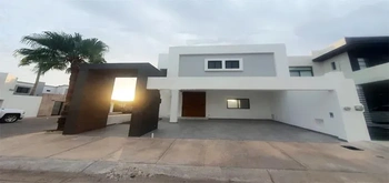 En Venta muy Bonita y Moderna Casa, Fracc. Real del Country.